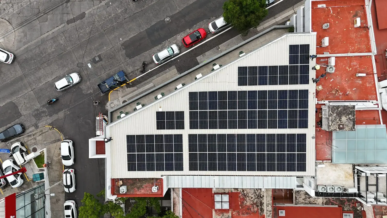Vista aérea del edificio de Seguros Álamo con paneles solares