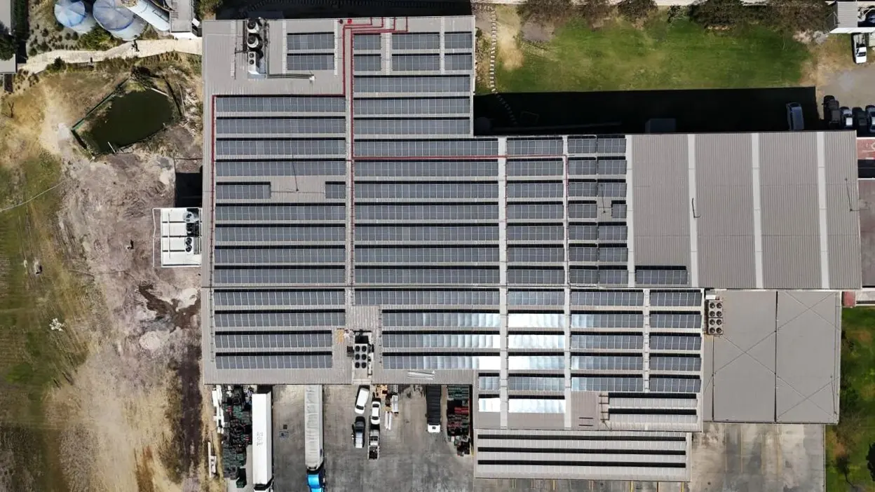 Vista aérea de la planta Talayote con paneles solares