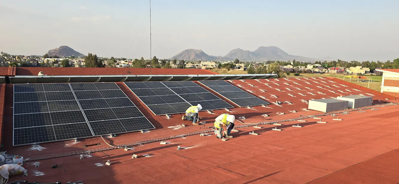 Instalación de paneles en la azotea de la Universidad Marista