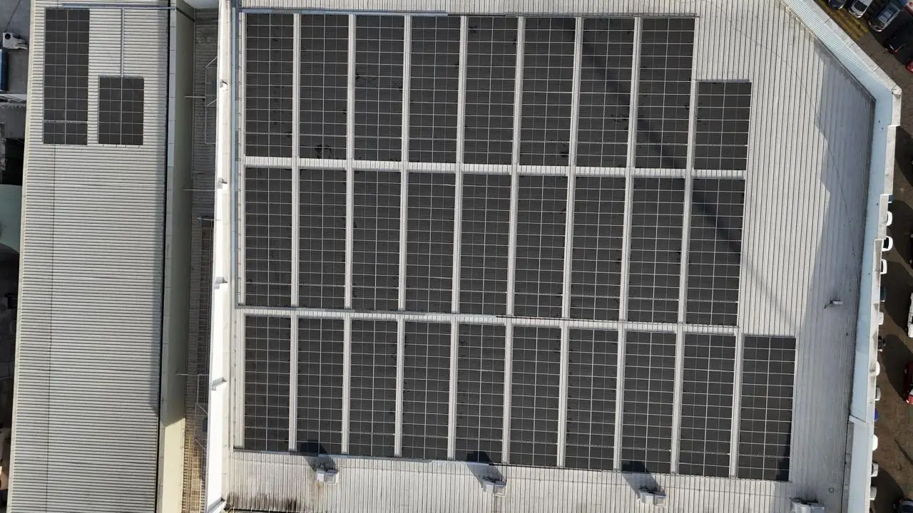Techo de tienda Woolworth Mexicali cubierto de paneles solares