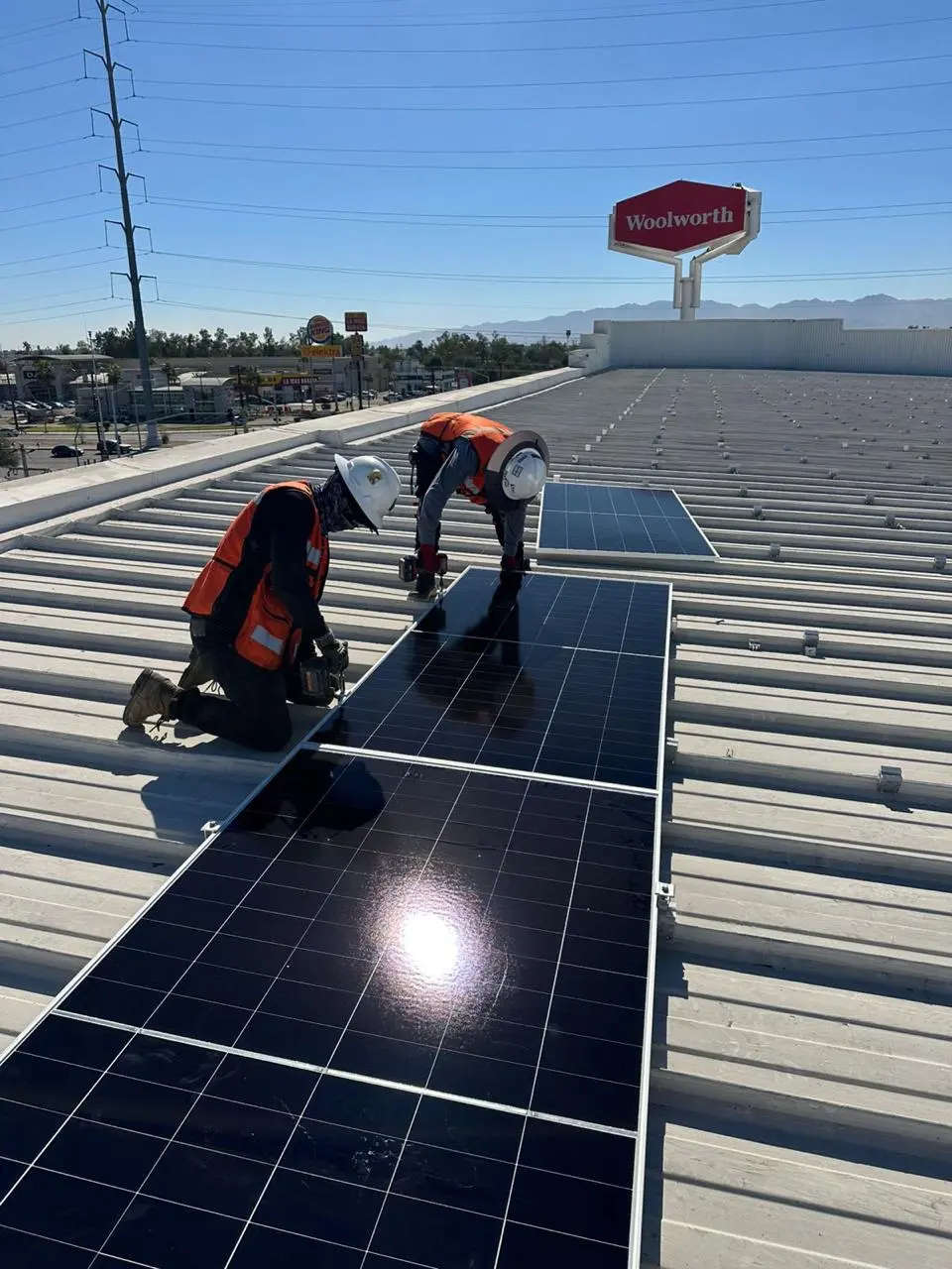 Equipo de Solar Tech colocando paneles en una cubierta