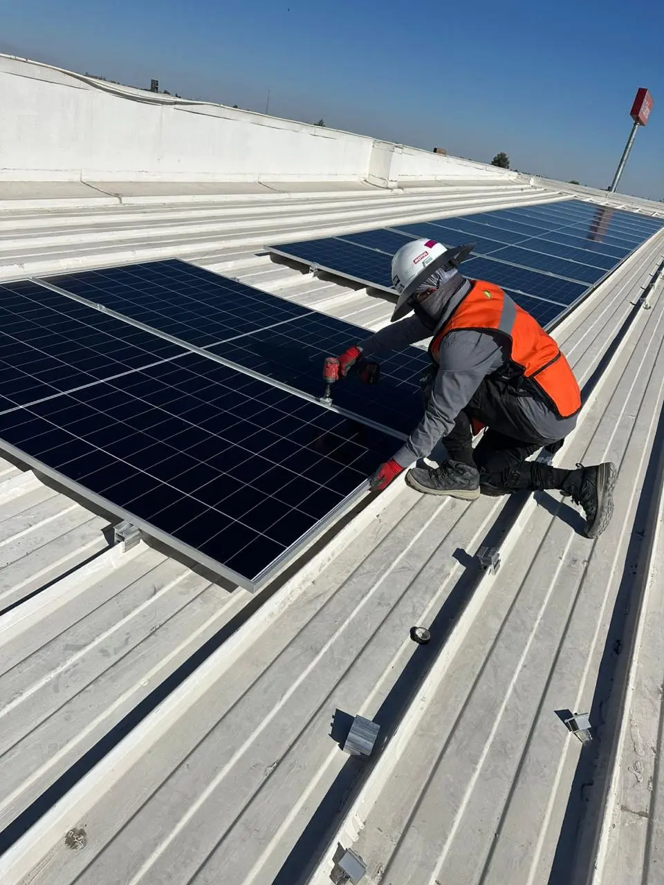 Técnico de Solar Tech instalando módulos fotovoltaicos
