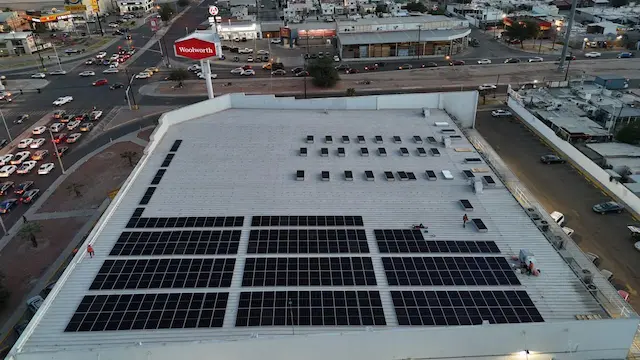 Vista aérea de un arreglo fotovoltaico sobre cubierta